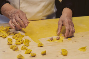 Tortellini fatti a mano – Sfoglina emiliana | Foto Stefano Delìa Sfoglina emiliana che prepara a mano i tortellini tradizionali, con pasta fresca tirata al mattarello, foto di Stefano Delìa