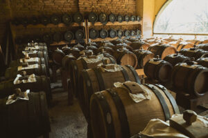 Aceto Balsamico Tradizionale di Reggio Emilia – Acetaia San Giacomo | Foto Stefano Delìa Botti di legno con riserva di Aceto Balsamico Tradizionale di Reggio Emilia presso l’Acetaia San Giacomo, foto di Stefano Delìa