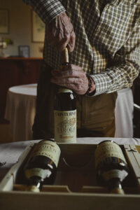 Degustazione di vini rari Barolo Monfortino Conterno | Enologia d’eccellenza | Foto Stefano Delìa Degustazione di vini rari – mani che aprono una bottiglia di Barolo Monfortino Conterno 2013, fotografia di Stefano Delìa
