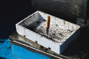 Dettaglio a bordo del peschereccio | Most of Italy | Foto Stefano Delìa Dettaglio di una cassetta di polistirolo con coltello sul peschereccio, fotografia documentaria di Stefano Delìa per Most of Italy