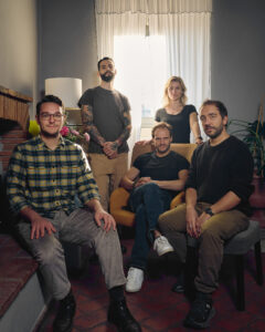 Ritratto di gruppo del team della cena performance Se Carne, Questa Carne: da sinistra Edoardo Celadon, Tommaso Tonioni, Edoardo Tilli, Klodiana Karafilaj e Stefano Delìa