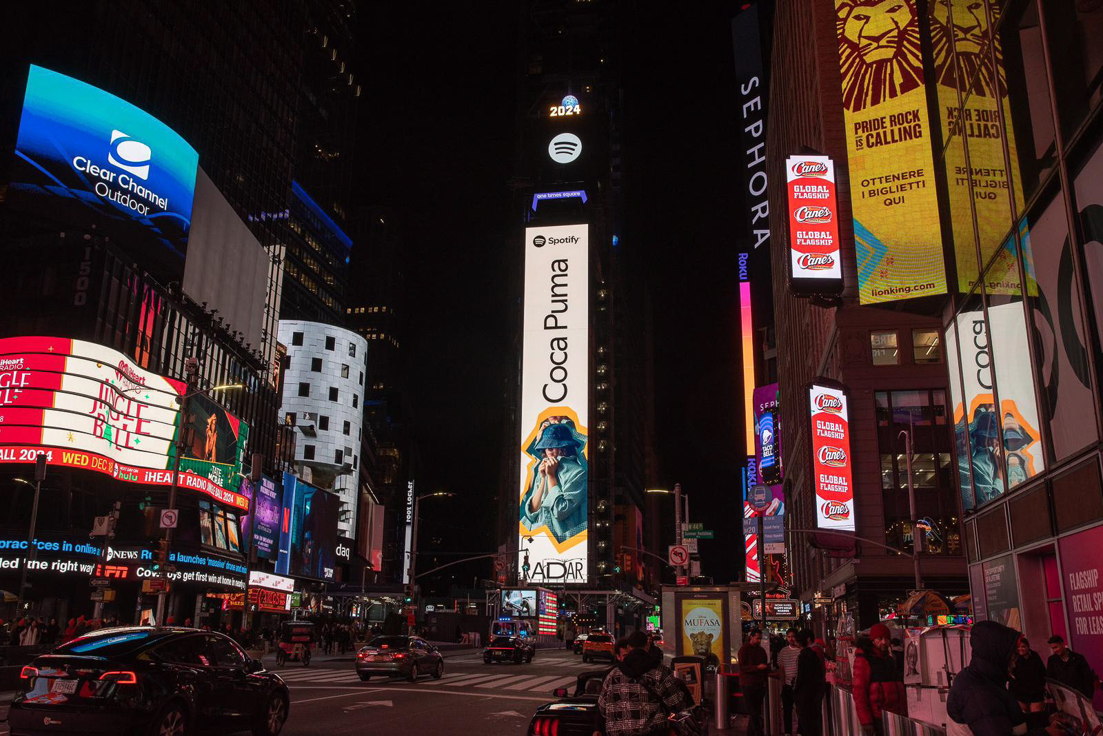 Affissione di Coca Puma per Spotify RADAR a Times Square NY, fotografia di Stefano Delìa