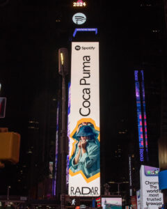 Coca Puma – affissione Times Square per Spotify RADAR fotografata da Stefano Delìa Coca Puma su maxi schermo a Times Square NY per Spotify RADAR, fotografia di Stefano Delìa