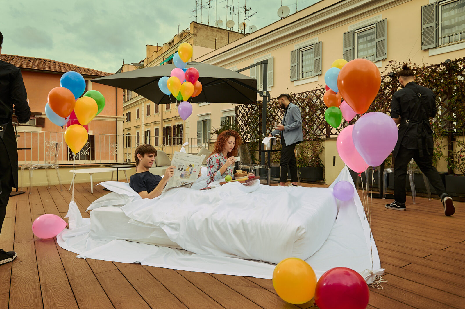 coppia a letto colazione sul tetto foto fine art di Stefano Delia