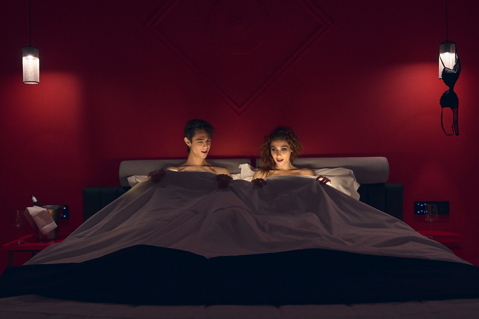 coppia a letto sexy stupiti da luce sotto le lenzuola foto fine art di Stefano Delia