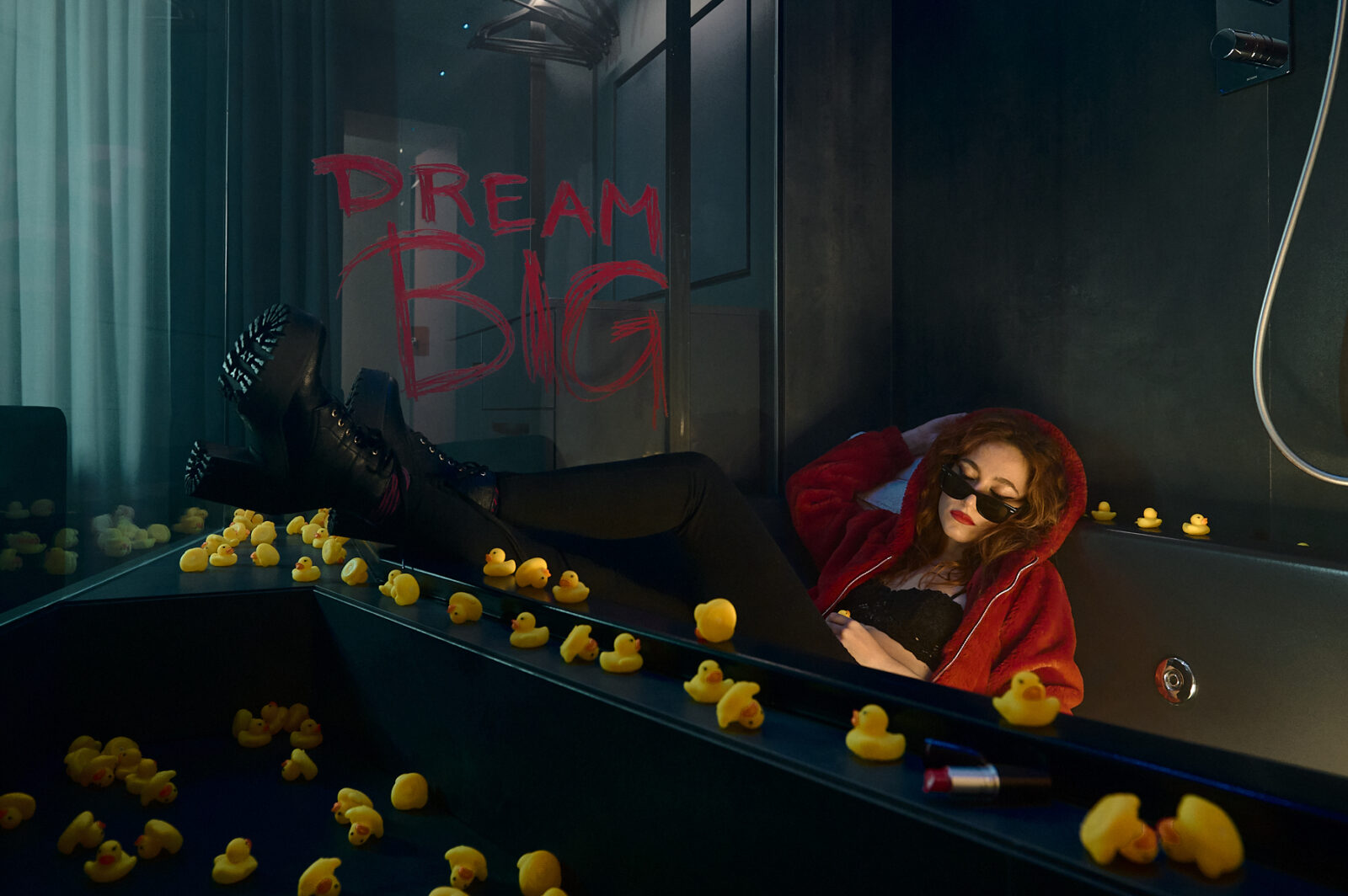 ragazza che dorme in vasca da bagno con tante paperelle gialle fine art Stefano Delia