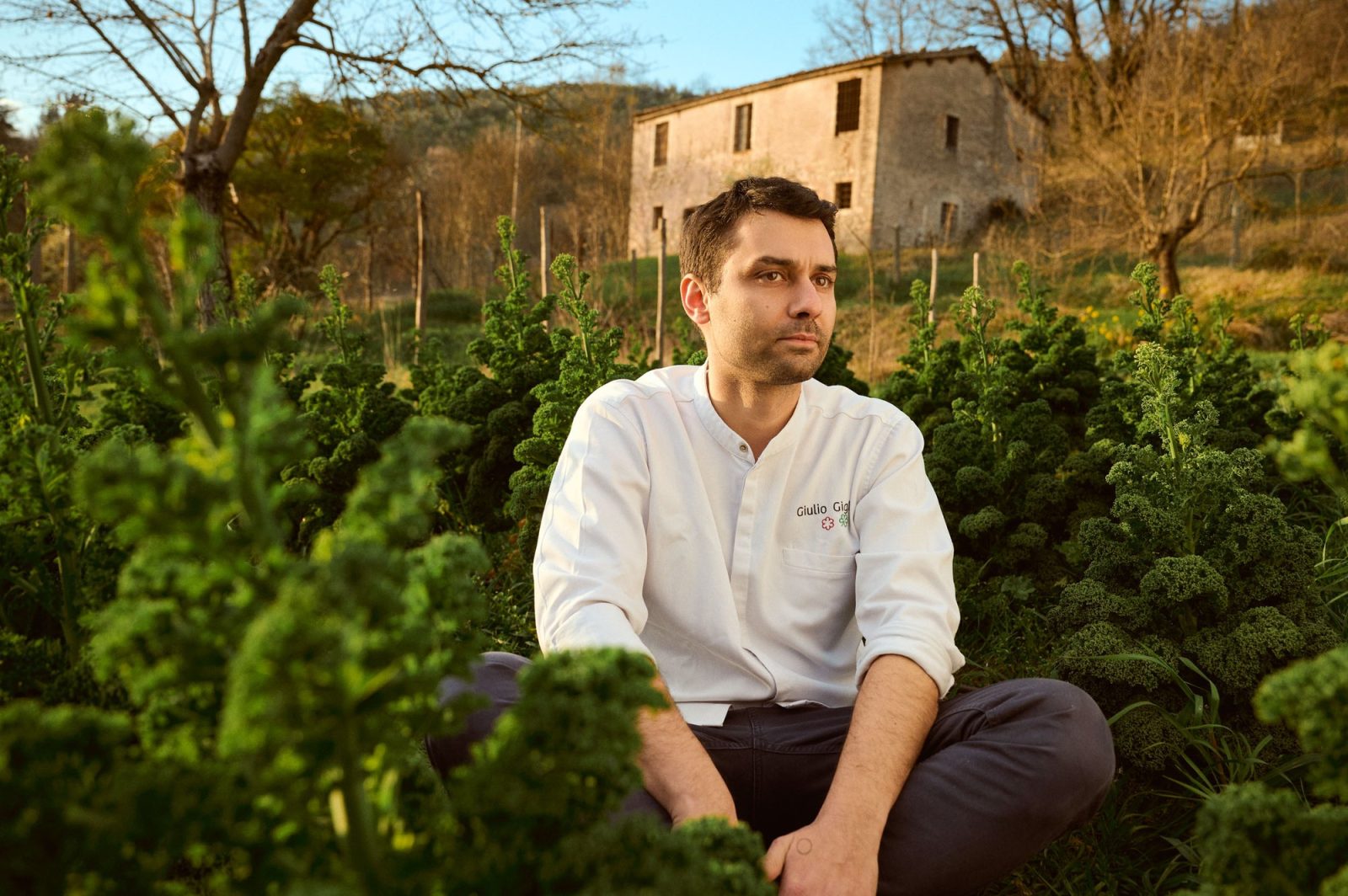 Lo chef Giulio Gigli nell'orto del ristorante UNE, a Capodacqua di Foligno